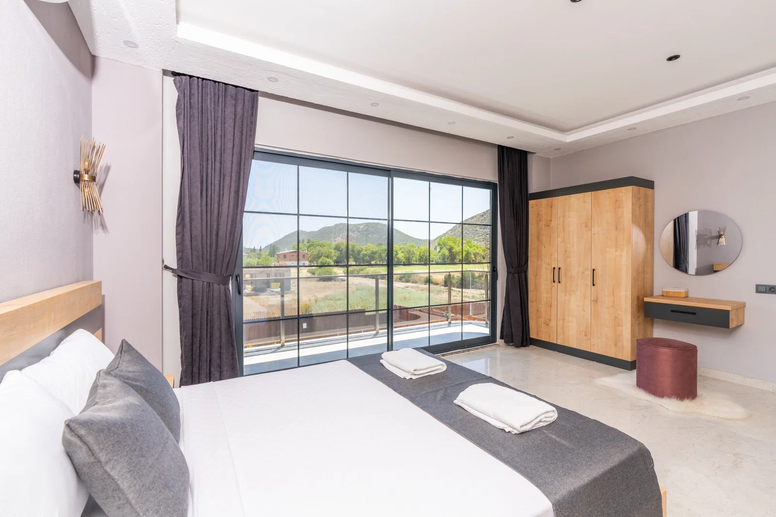 Bezirgan’da Balayı Çiftlerine Uygun, Korunaklı Havuzlu, 2 Yatak Odalı, Kiralık Villa