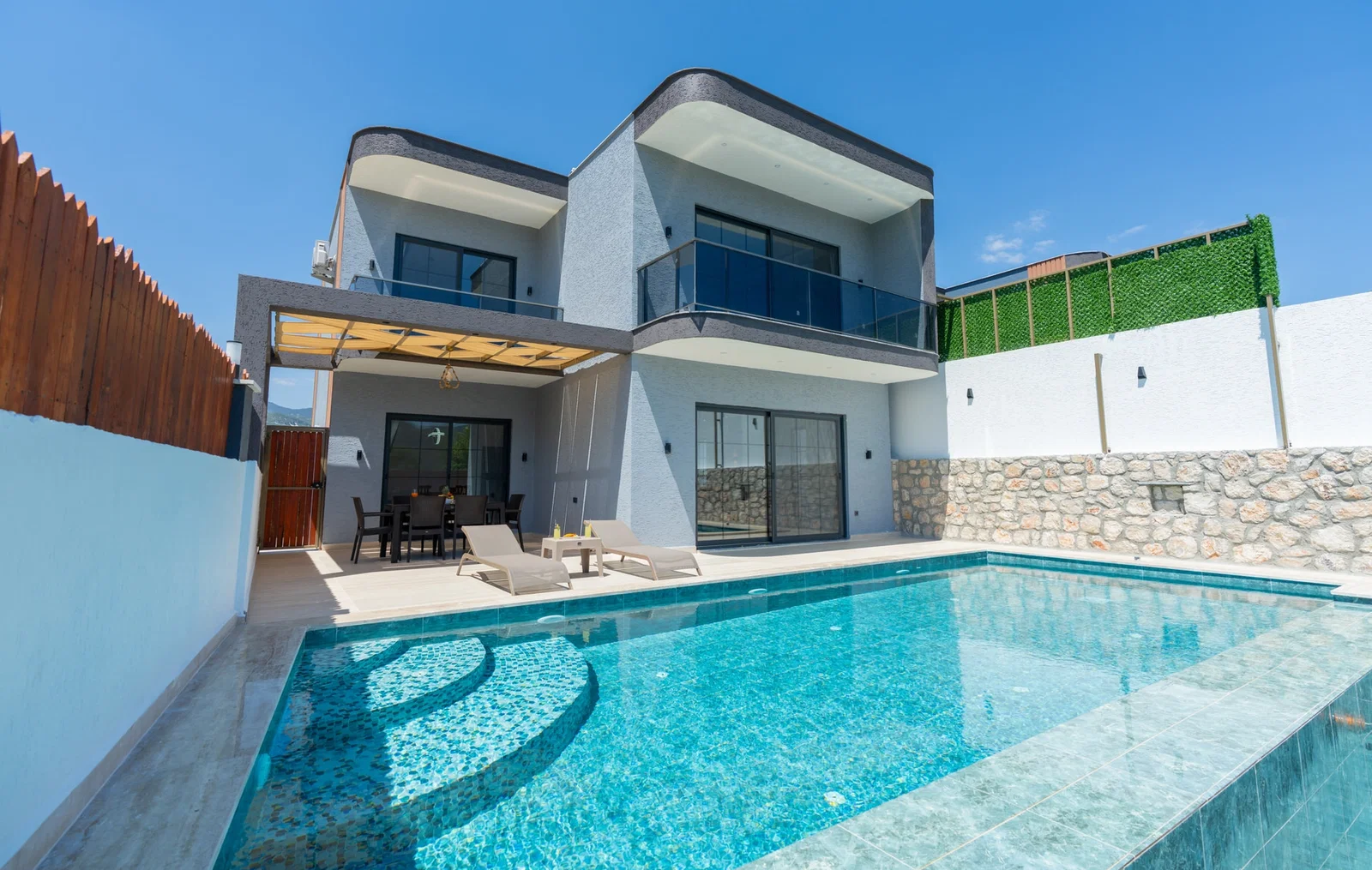 Bezirgan’da Balayı Çiftlerine Uygun, Korunaklı Havuzlu, 2 Yatak Odalı, Kiralık Villa