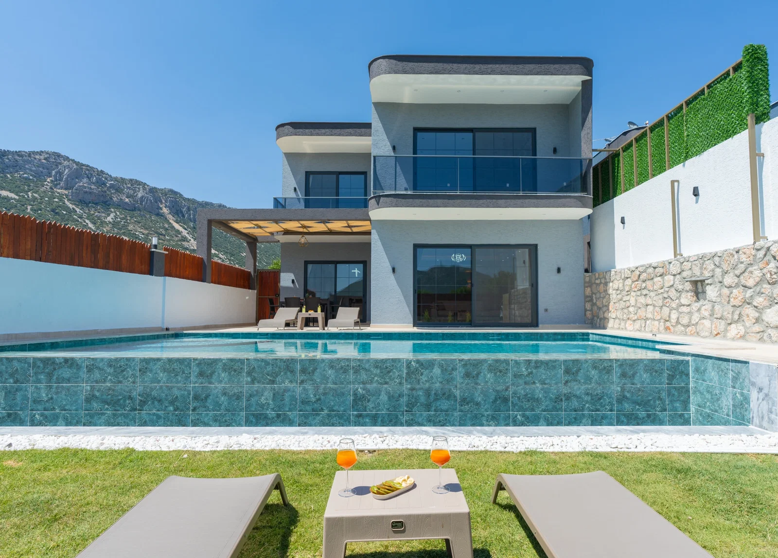 Bezirgan’da Balayı Çiftlerine Uygun, Korunaklı Havuzlu, 2 Yatak Odalı, Kiralık Villa