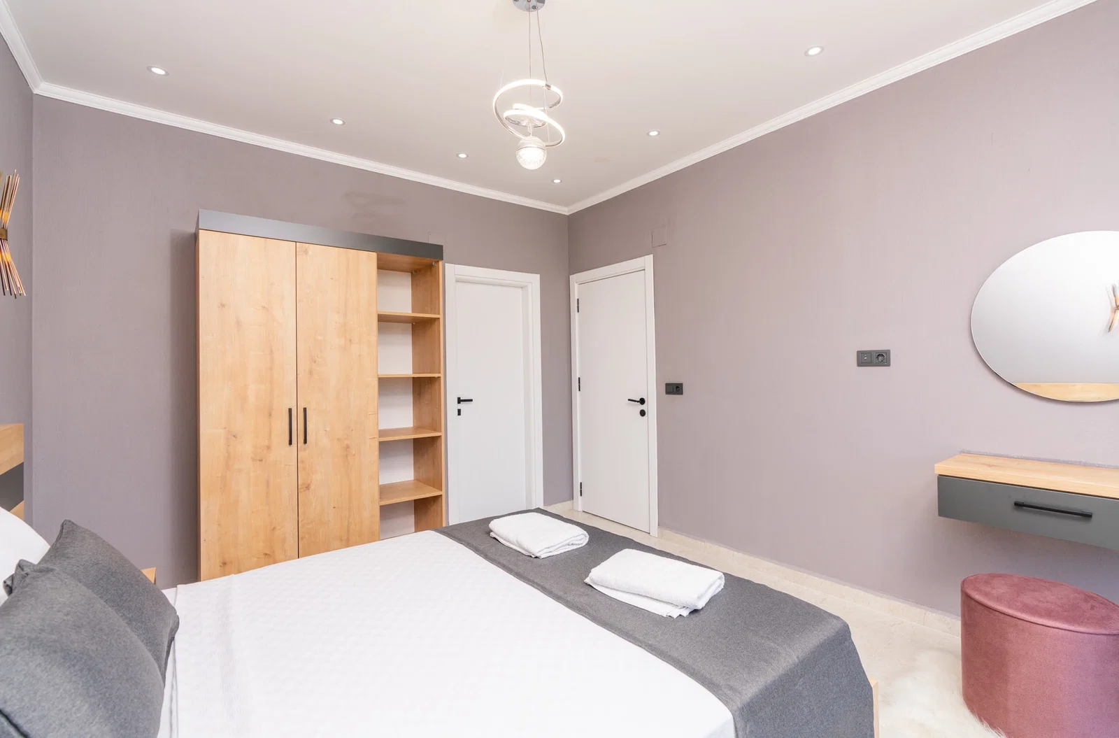 Bezirgan’da Balayı Çiftlerine Uygun, Korunaklı Havuzlu, 2 Yatak Odalı, Kiralık Villa
