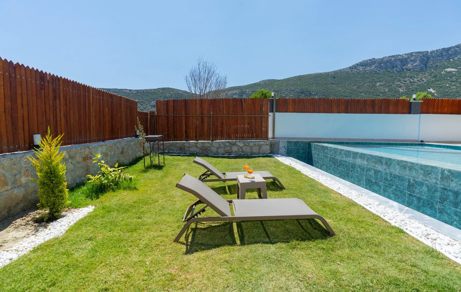Bezirgan’da Balayı Çiftlerine Uygun, Korunaklı Havuzlu, 2 Yatak Odalı, Kiralık Villa