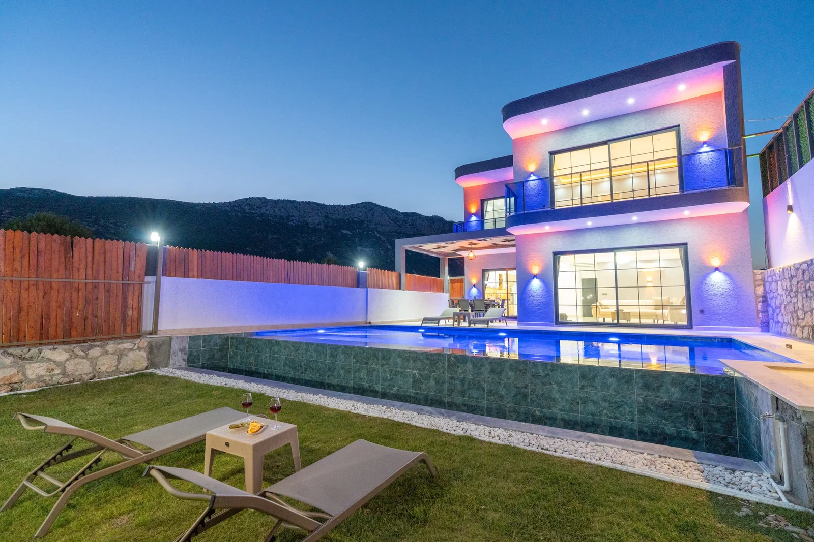 Bezirgan’da Balayı Çiftlerine Uygun, Korunaklı Havuzlu, 2 Yatak Odalı, Kiralık Villa