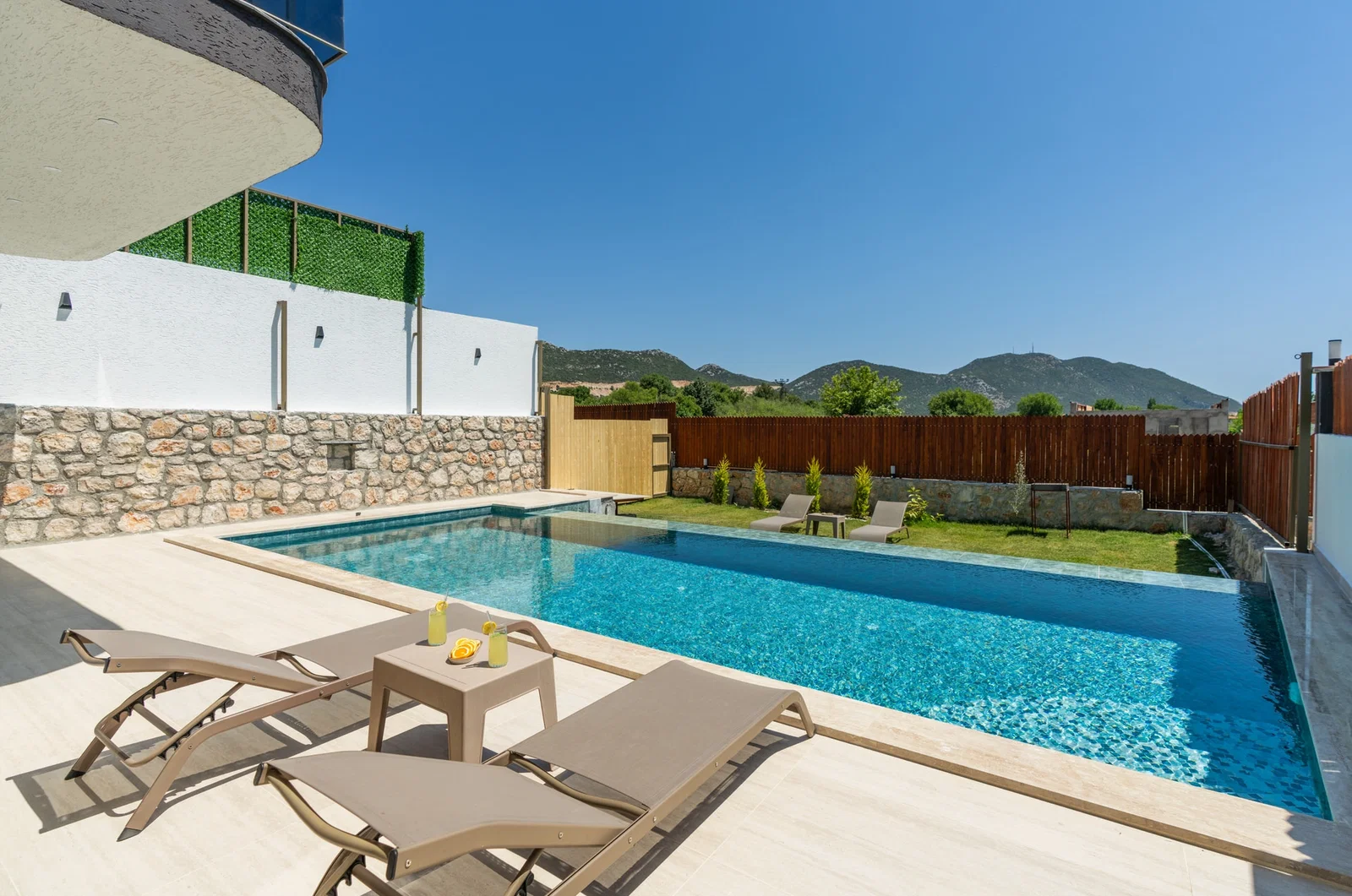 Bezirgan’da Balayı Çiftlerine Uygun, Korunaklı Havuzlu, 2 Yatak Odalı, Kiralık Villa