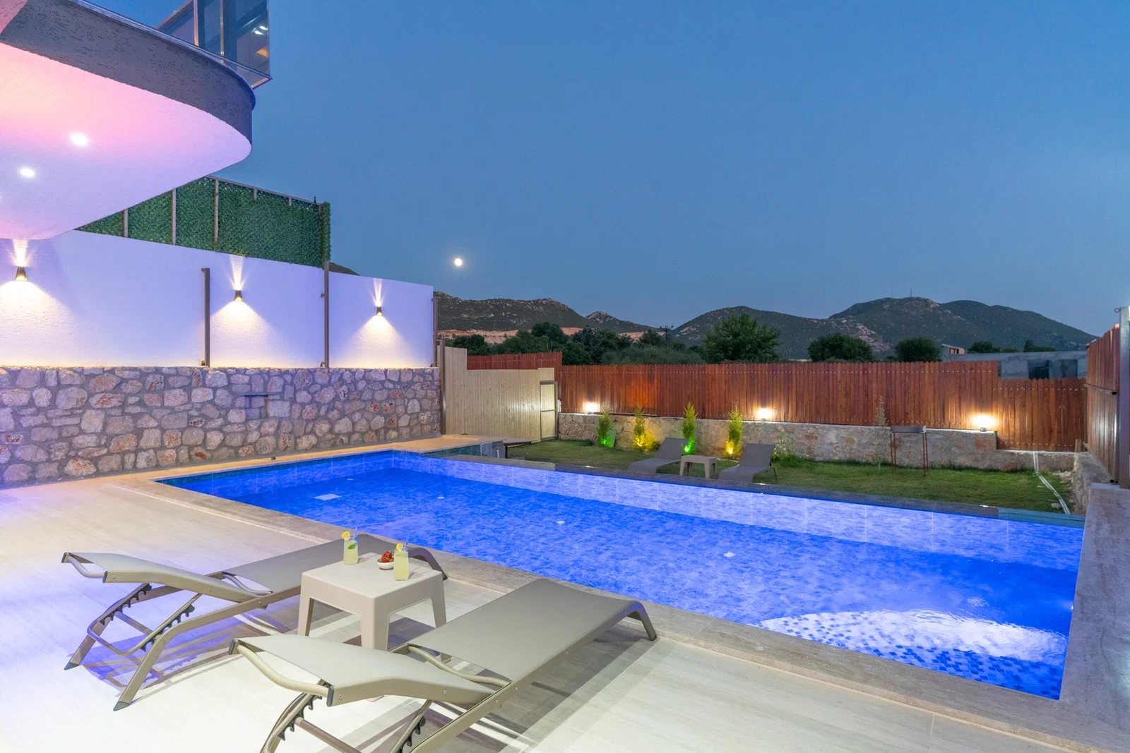 Bezirgan’da Balayı Çiftlerine Uygun, Korunaklı Havuzlu, 2 Yatak Odalı, Kiralık Villa