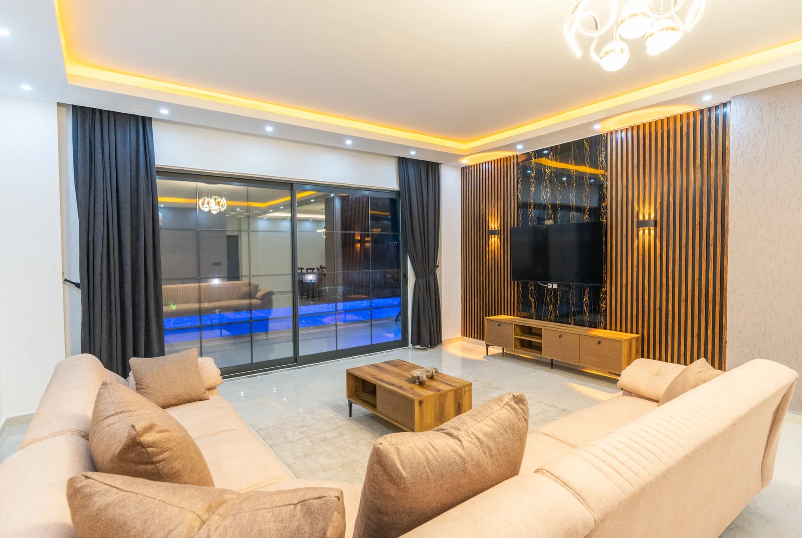 Bezirgan’da Balayı Çiftlerine Uygun, Korunaklı Havuzlu, 2 Yatak Odalı, Kiralık Villa