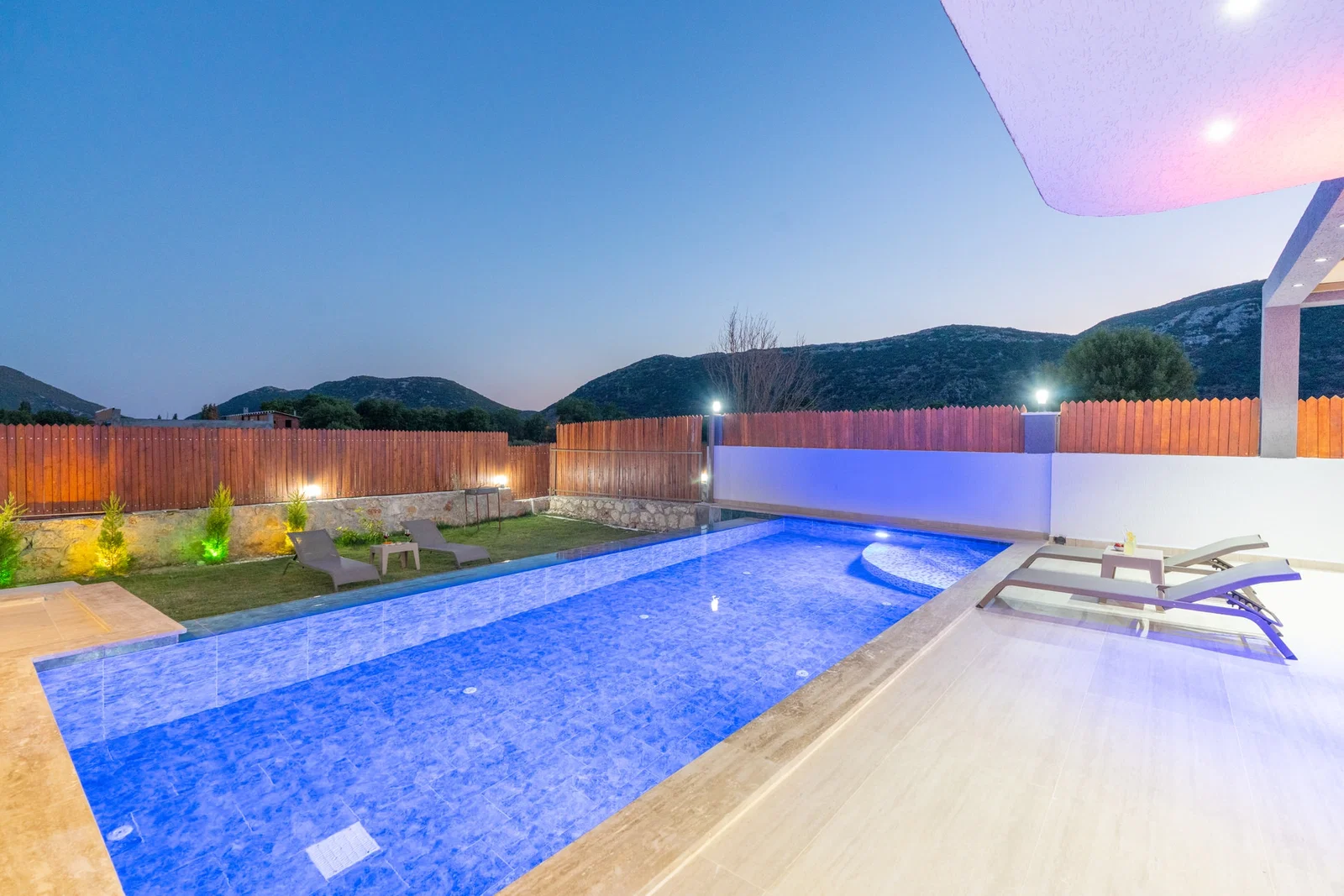 Bezirgan’da Balayı Çiftlerine Uygun, Korunaklı Havuzlu, 2 Yatak Odalı, Kiralık Villa