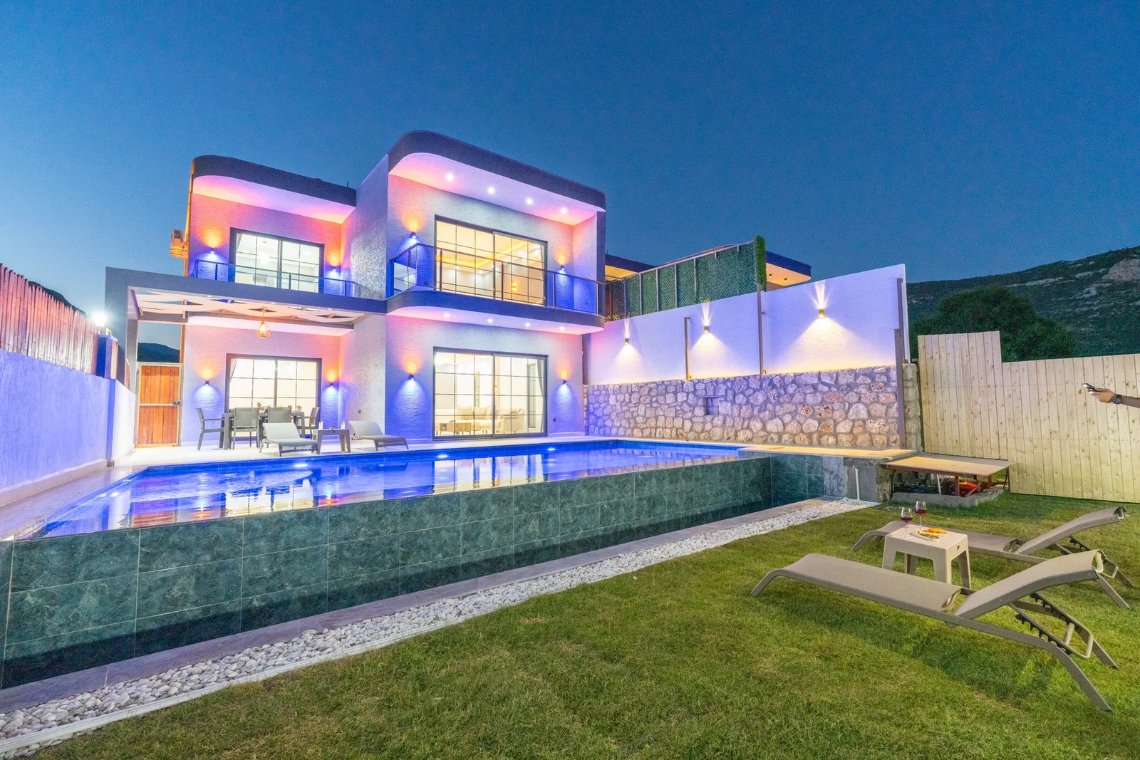 Bezirgan’da Balayı Çiftlerine Uygun, Korunaklı Havuzlu, 2 Yatak Odalı, Kiralık Villa
