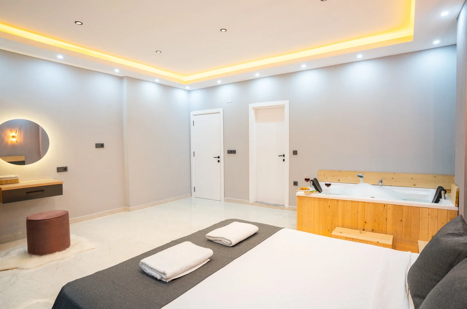 Bezirgan’da Huzurlu, Korunaklı Havuzlu, 2 Yatak Odalı, Kiralık Villa