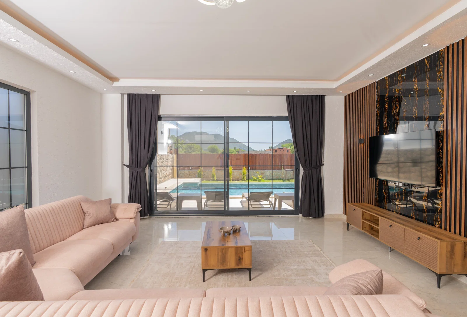 Bezirgan’da Huzurlu, Korunaklı Havuzlu, 2 Yatak Odalı, Kiralık Villa