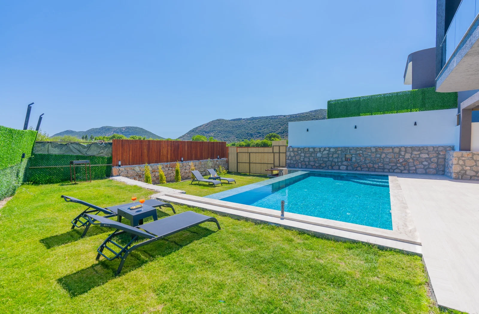 Bezirgan’da Huzurlu, Korunaklı Havuzlu, 2 Yatak Odalı, Kiralık Villa
