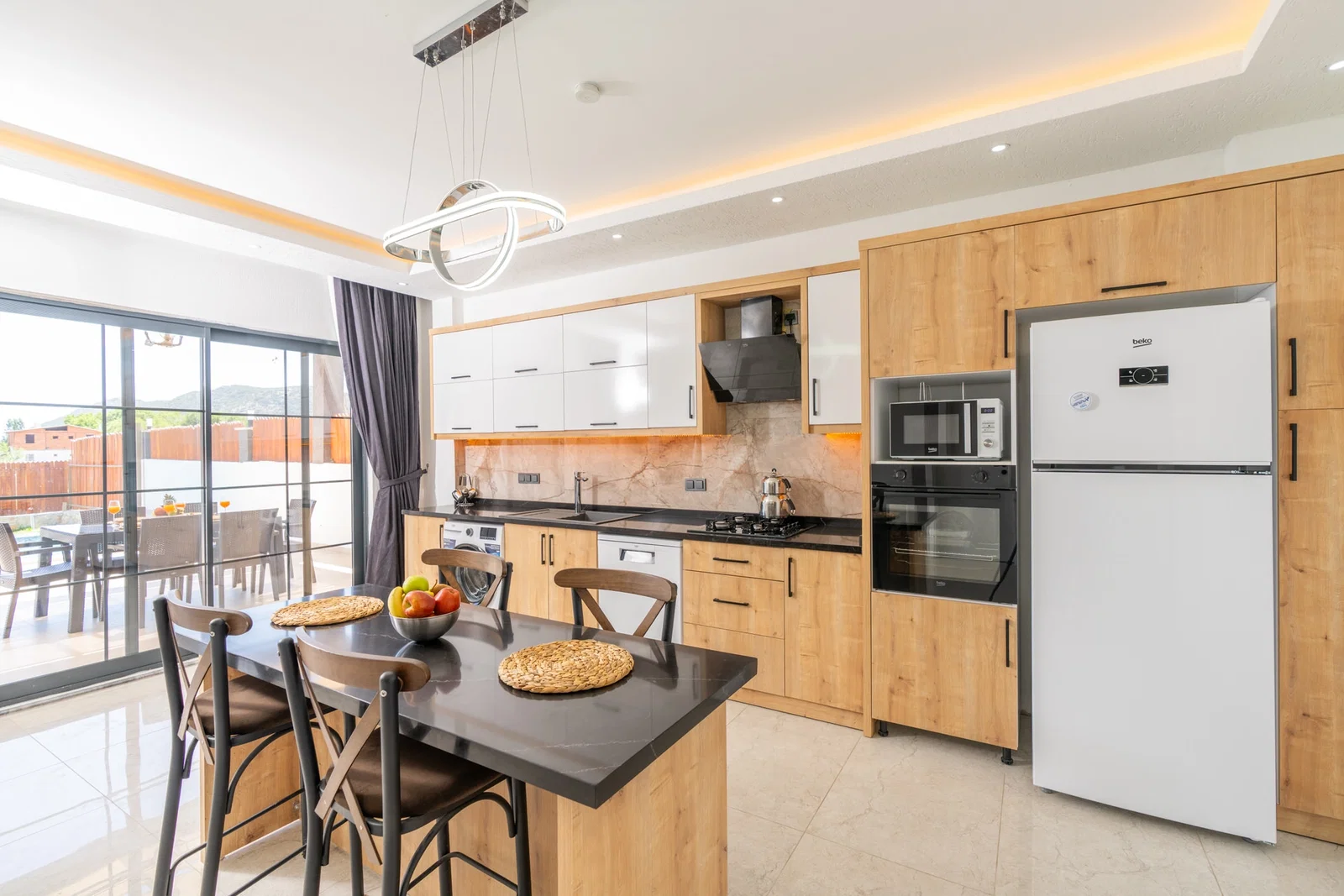 Bezirgan’da Huzurlu, Korunaklı Havuzlu, 2 Yatak Odalı, Kiralık Villa