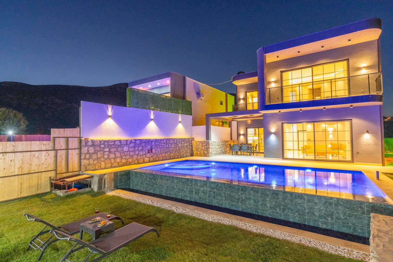 Bezirgan’da Huzurlu, Korunaklı Havuzlu, 2 Yatak Odalı, Kiralık Villa