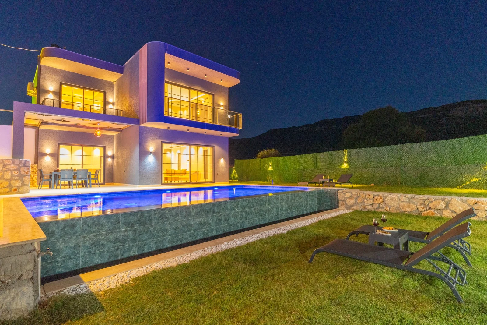 Bezirgan’da Huzurlu, Korunaklı Havuzlu, 2 Yatak Odalı, Kiralık Villa