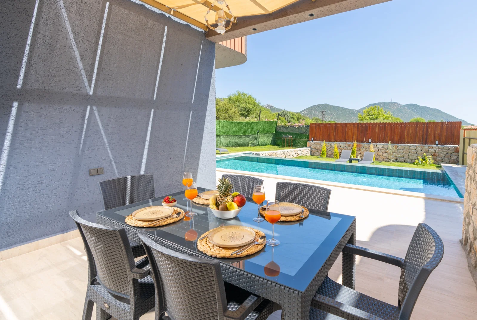 Bezirgan’da Huzurlu, Korunaklı Havuzlu, 2 Yatak Odalı, Kiralık Villa
