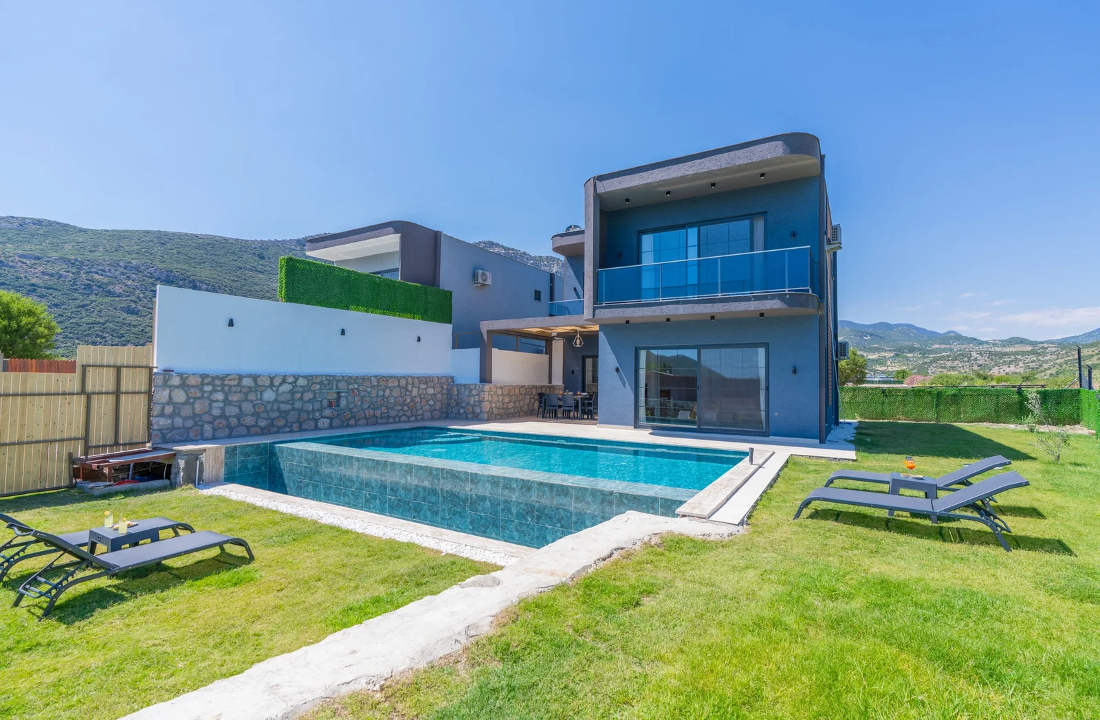 Bezirgan’da Huzurlu, Korunaklı Havuzlu, 2 Yatak Odalı, Kiralık Villa
