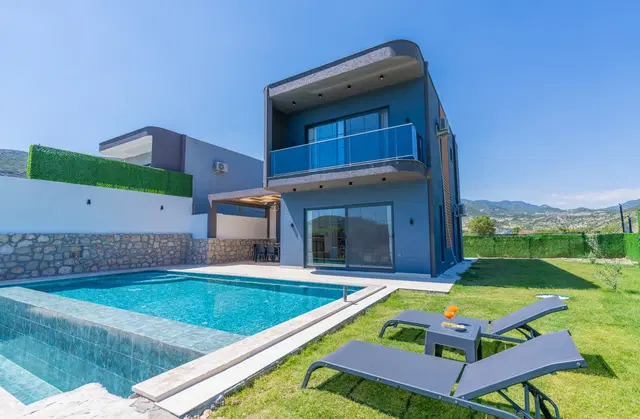 Bezirgan’da Huzurlu, Korunaklı Havuzlu, 2 Yatak Odalı, Kiralık Villa