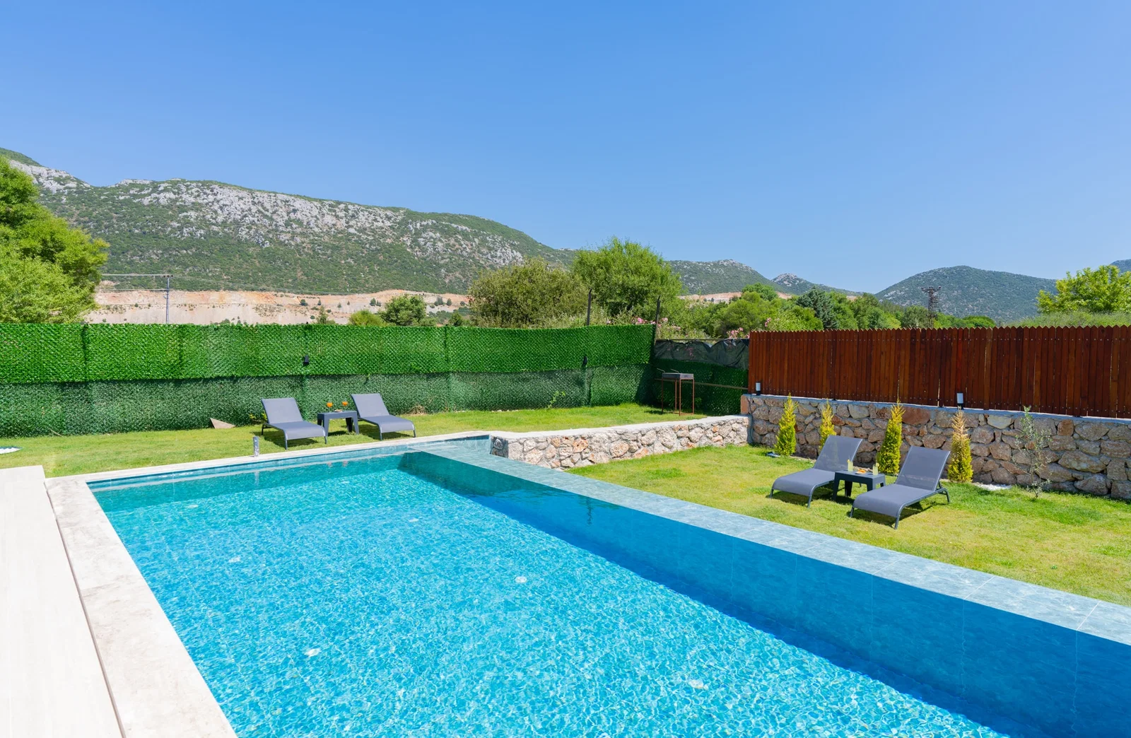 Bezirgan’da Huzurlu, Korunaklı Havuzlu, 2 Yatak Odalı, Kiralık Villa
