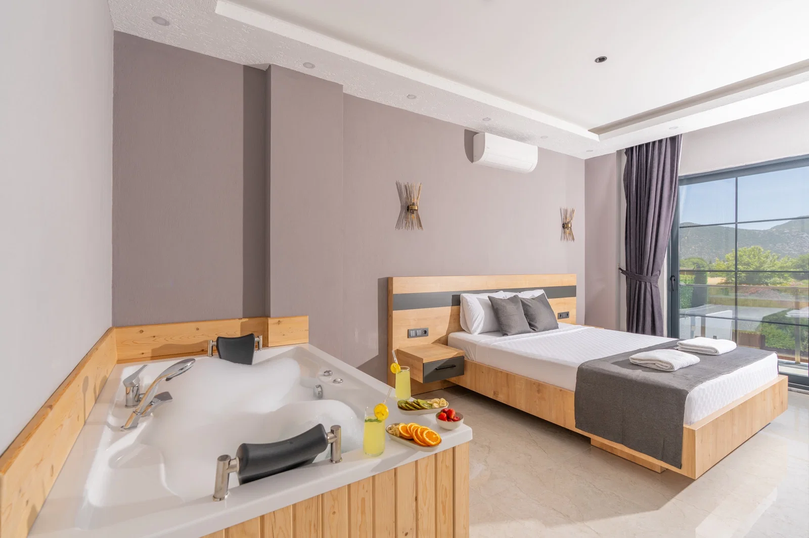 Bezirgan’da Huzurlu, Korunaklı Havuzlu, 2 Yatak Odalı, Kiralık Villa