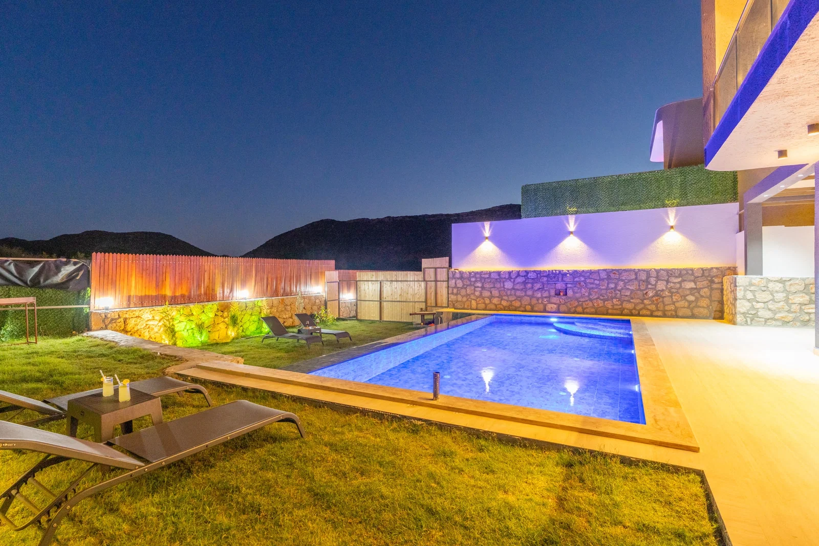 Bezirgan’da Huzurlu, Korunaklı Havuzlu, 2 Yatak Odalı, Kiralık Villa