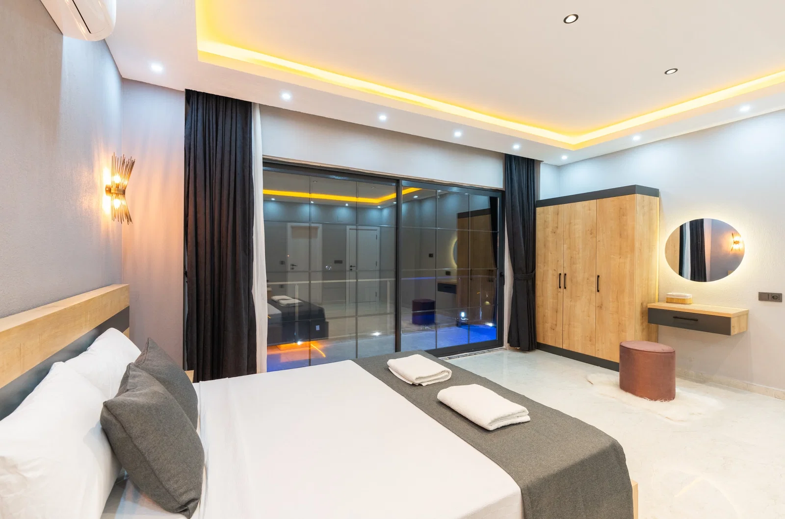 Bezirgan’da Huzurlu, Korunaklı Havuzlu, 2 Yatak Odalı, Kiralık Villa