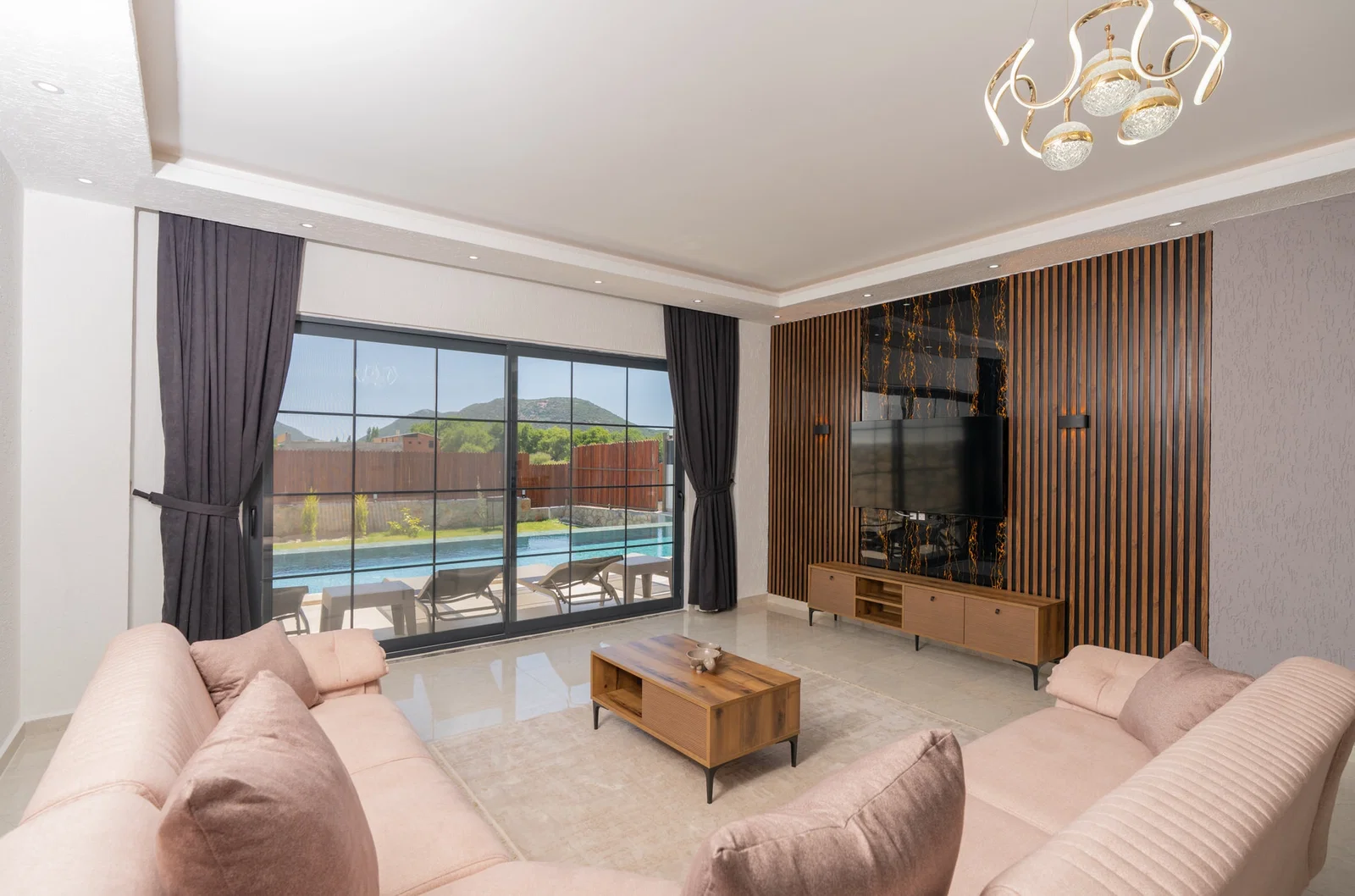 Bezirgan’da Huzurlu, Korunaklı Havuzlu, 2 Yatak Odalı, Kiralık Villa