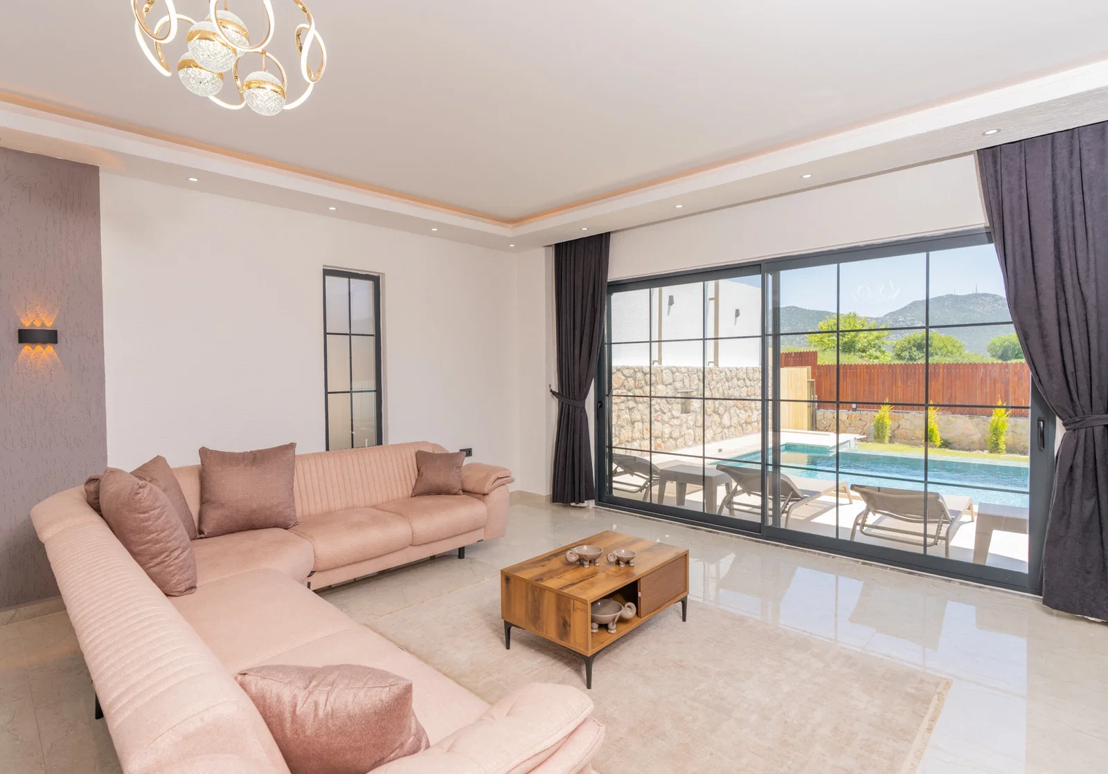 Bezirgan’da Huzurlu, Korunaklı Havuzlu, 2 Yatak Odalı, Kiralık Villa