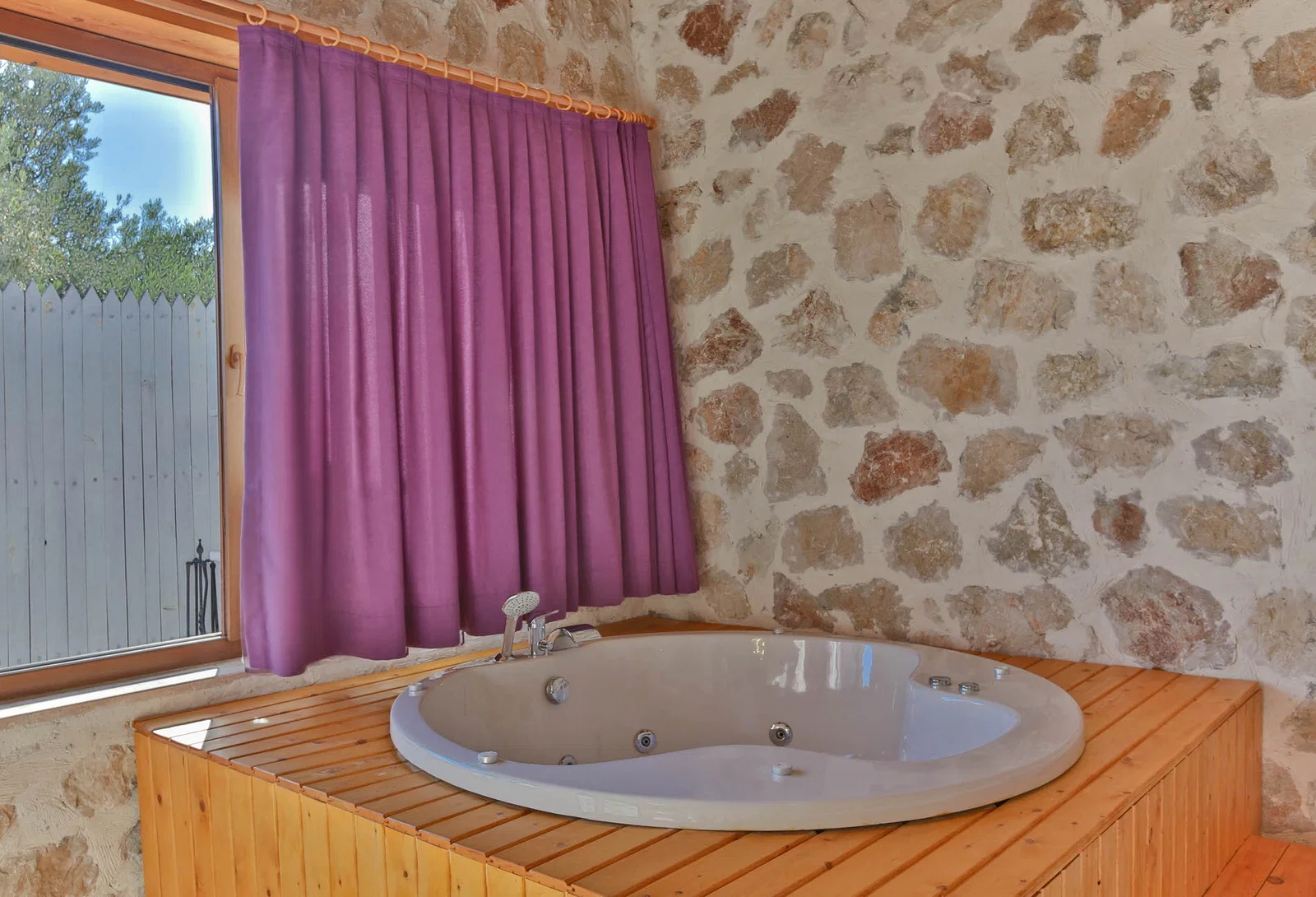 Çayköy’de Balayı Çiftlerine Uygun, Korunaklı Havuzlu, 2 Yatak Odalı, Kiralık Villa