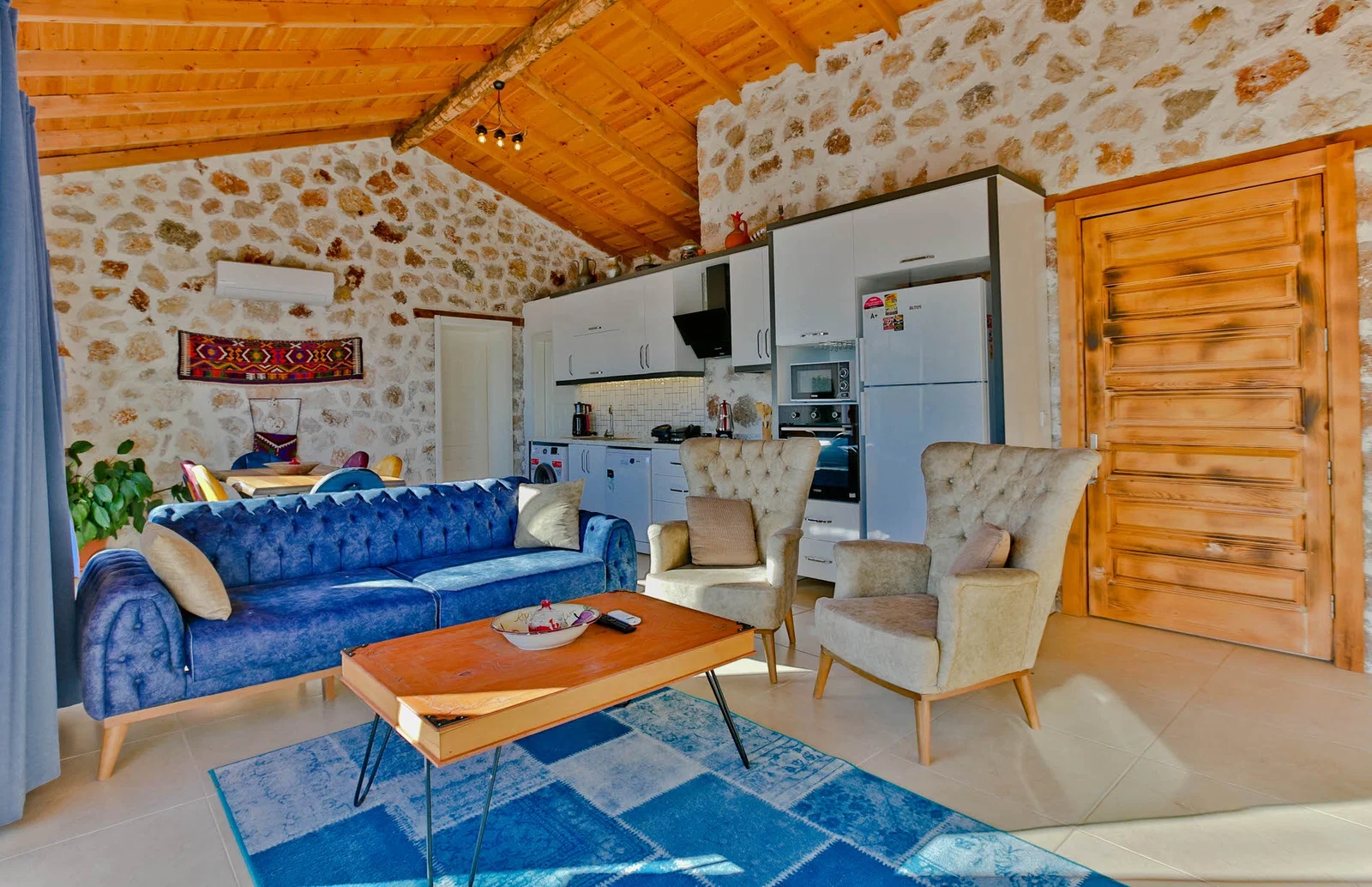 Çayköy’de Balayı Çiftlerine Uygun, Korunaklı Havuzlu, 2 Yatak Odalı, Kiralık Villa