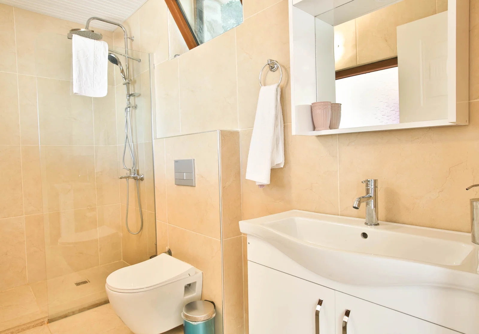 Çayköy’de Balayı Çiftlerine Uygun, Korunaklı Havuzlu, 2 Yatak Odalı, Kiralık Villa
