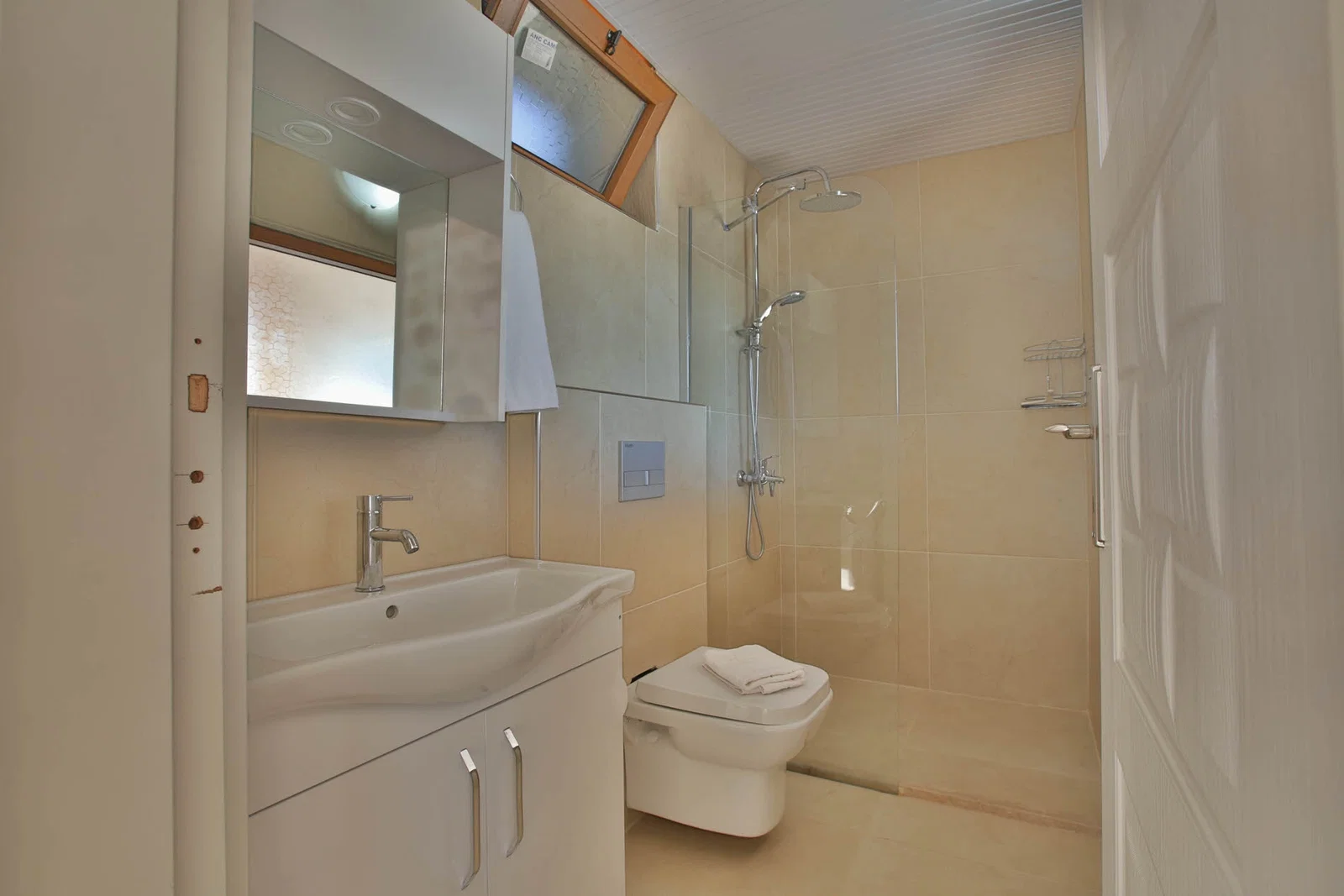 Çayköy’de Balayı Çiftlerine Uygun, Korunaklı Havuzlu, 2 Yatak Odalı, Kiralık Villa