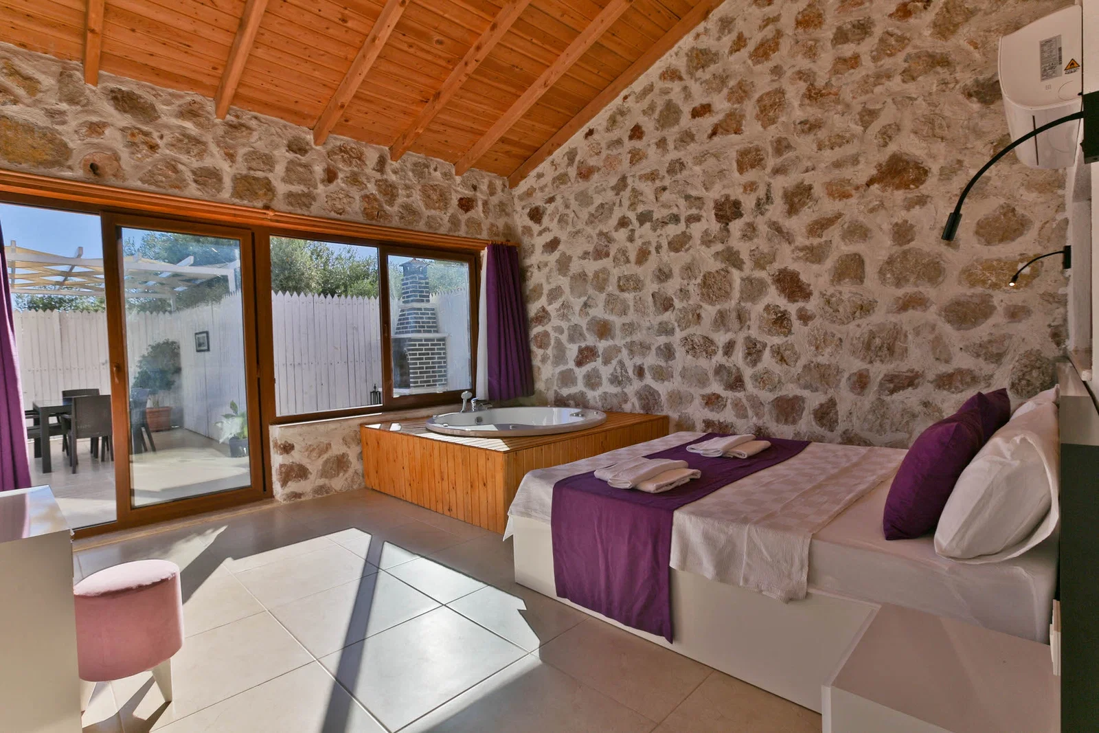 Çayköy’de Balayı Çiftlerine Uygun, Korunaklı Havuzlu, 2 Yatak Odalı, Kiralık Villa