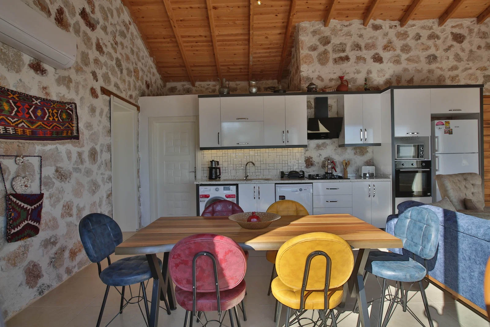 Çayköy’de Balayı Çiftlerine Uygun, Korunaklı Havuzlu, 2 Yatak Odalı, Kiralık Villa