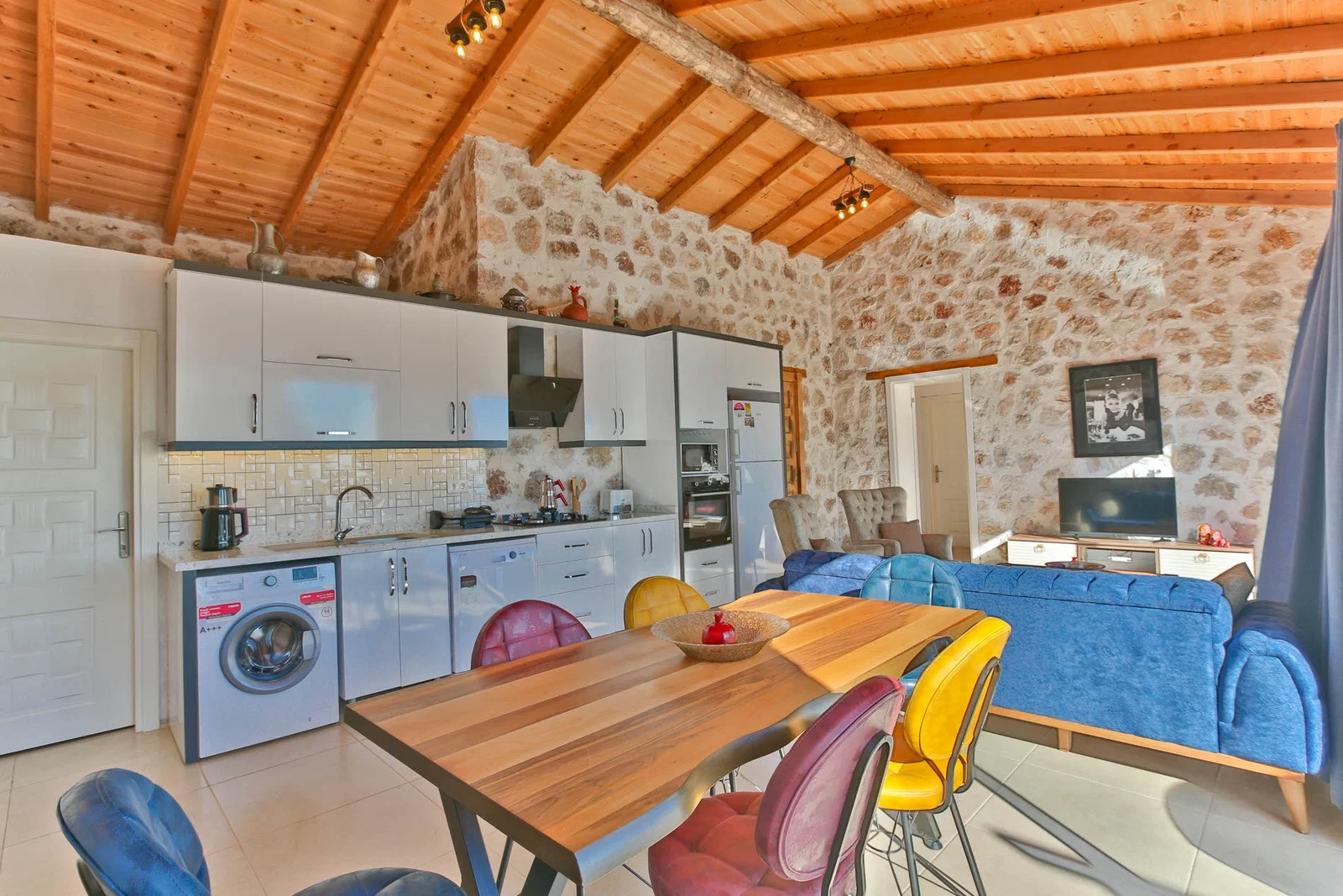 Çayköy’de Balayı Çiftlerine Uygun, Korunaklı Havuzlu, 2 Yatak Odalı, Kiralık Villa
