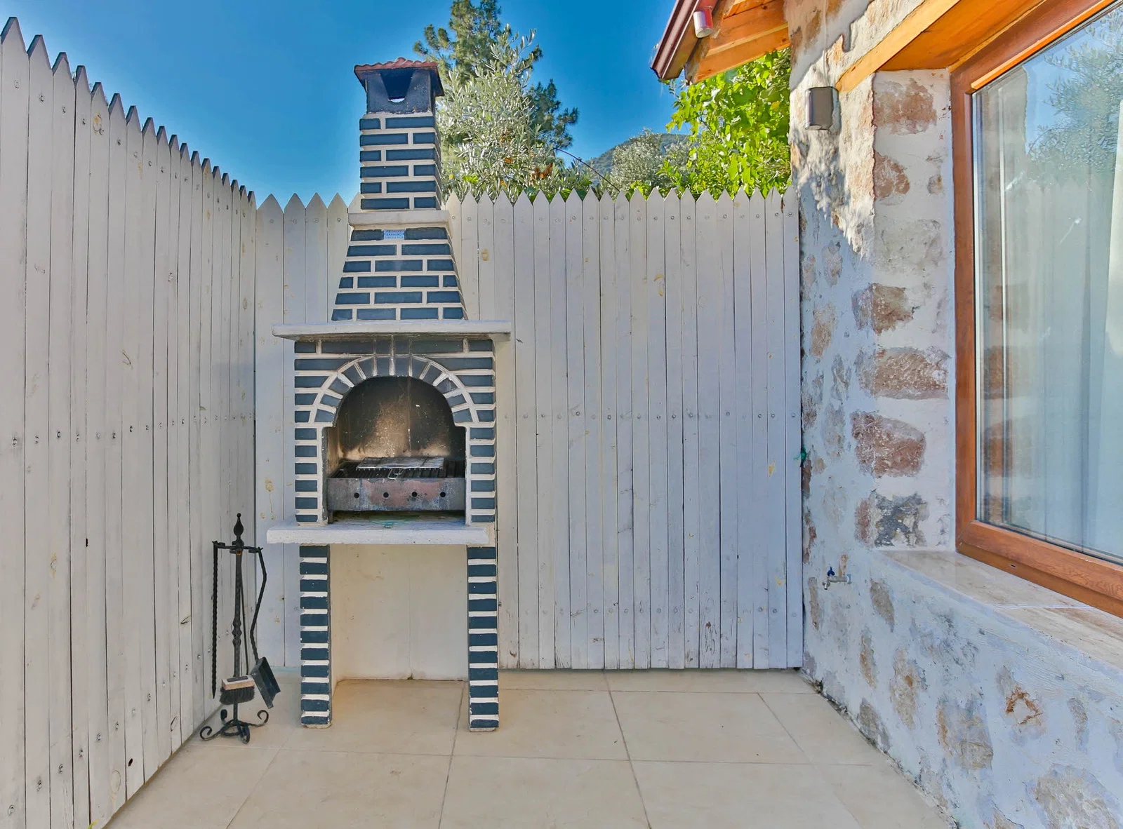 Çayköy’de Balayı Çiftlerine Uygun, Korunaklı Havuzlu, 2 Yatak Odalı, Kiralık Villa