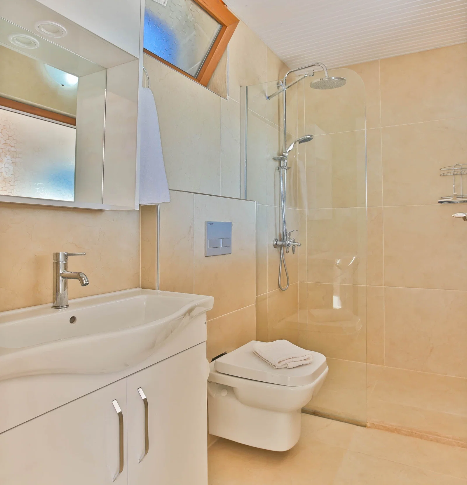 Çayköy’de Balayı Çiftlerine Uygun, Korunaklı Havuzlu, 2 Yatak Odalı, Kiralık Villa