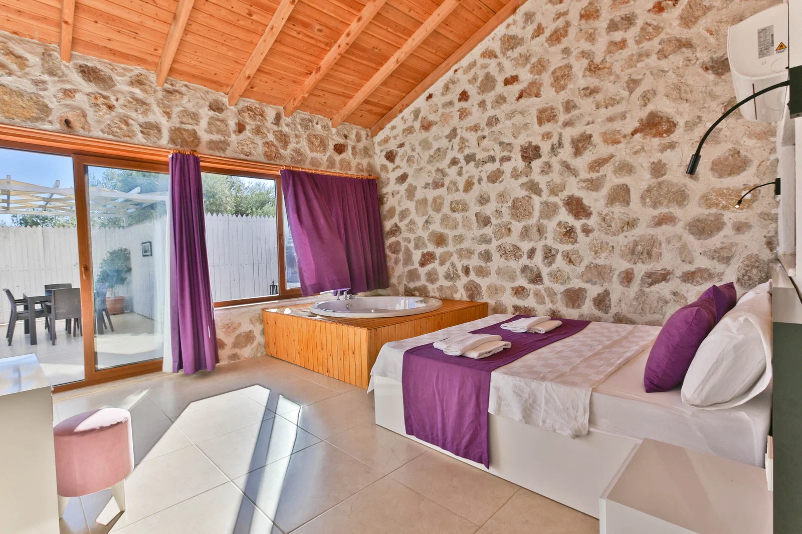 Çayköy’de Balayı Çiftlerine Uygun, Korunaklı Havuzlu, 2 Yatak Odalı, Kiralık Villa