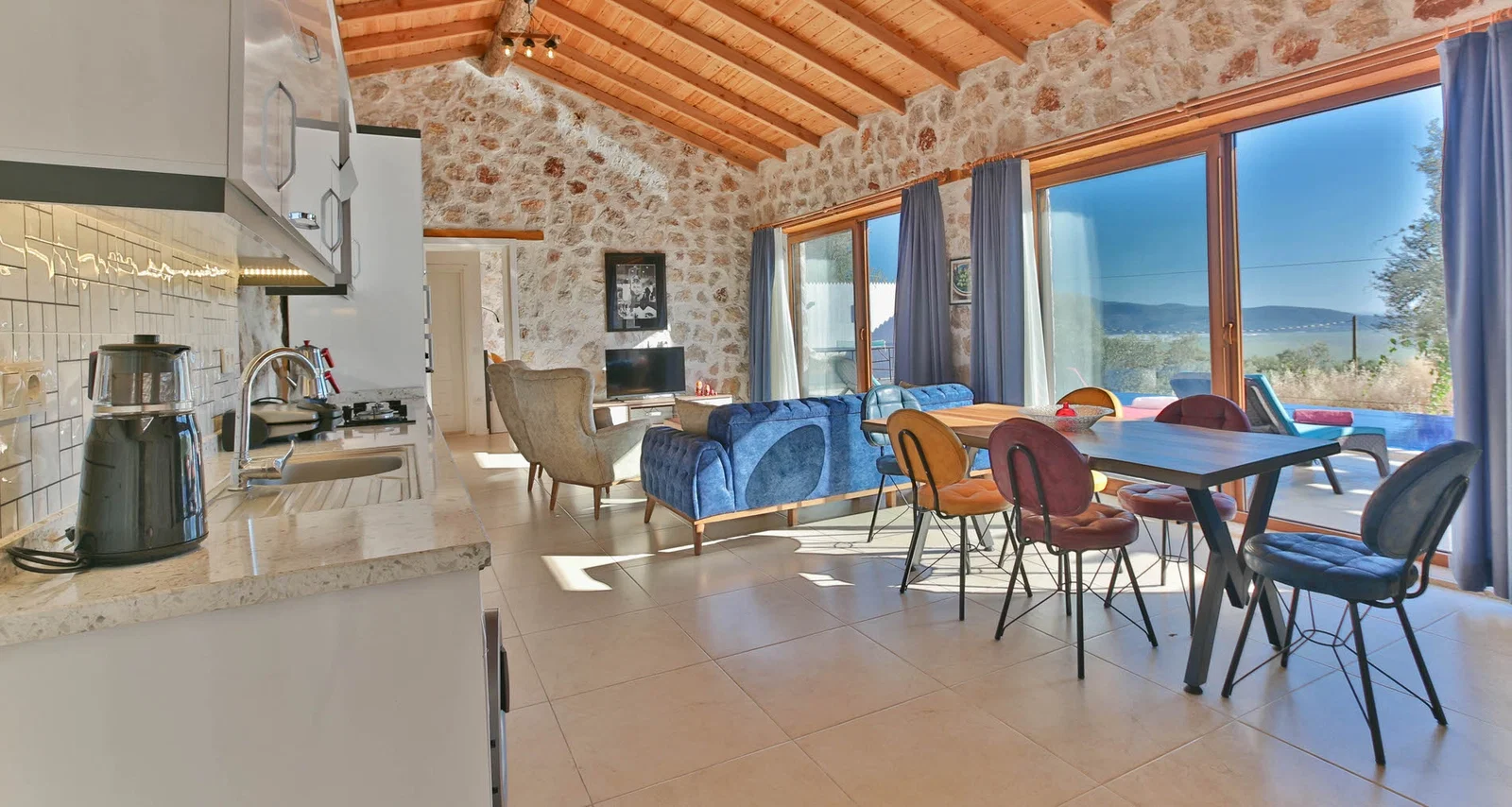 Çayköy’de Balayı Çiftlerine Uygun, Korunaklı Havuzlu, 2 Yatak Odalı, Kiralık Villa