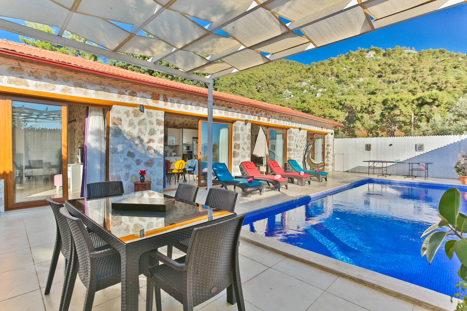 Çayköy’de Balayı Çiftlerine Uygun, Korunaklı Havuzlu, 2 Yatak Odalı, Kiralık Villa
