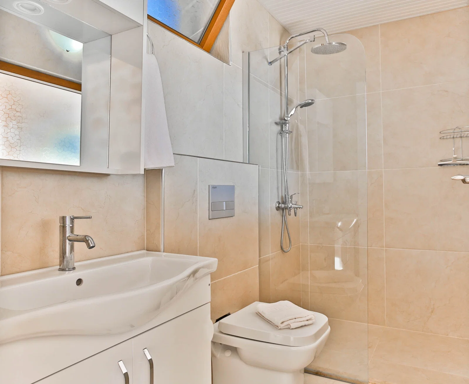 Çayköy’de Balayı Çiftlerine Uygun, Korunaklı Havuzlu, 2 Yatak Odalı, Kiralık Villa