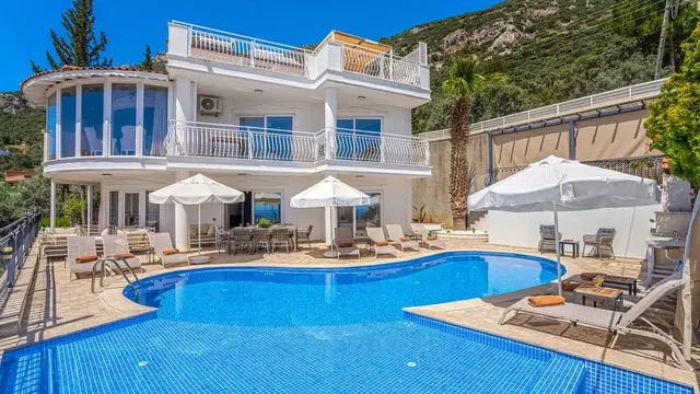 10 Kişilik Isıtmalı Havuzlu Ekonomik Villa, Kalkan’da Deniz Manzaralı