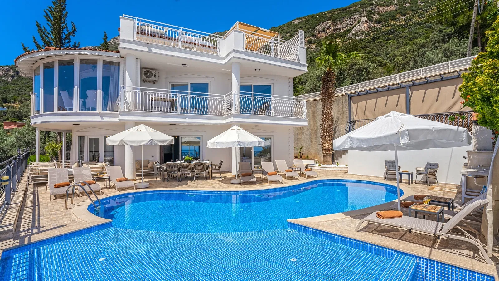 Kalkan’da ısıtmalı havuzlu kiralık villa