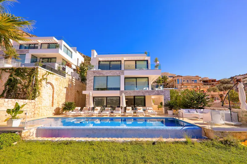 Kalkan’da ısıtmalı havuzlu kiralık villa