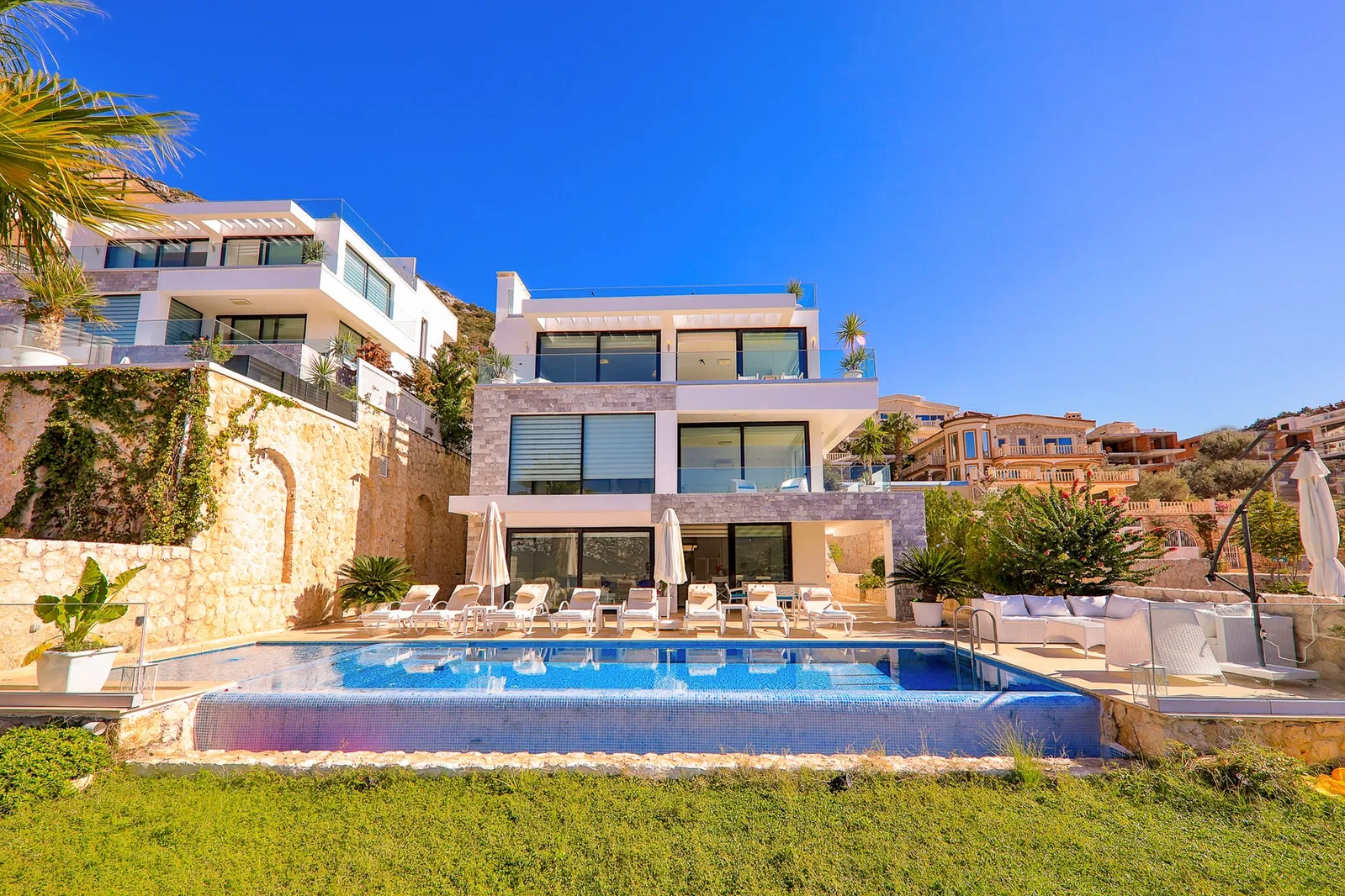 Kalkan’da ısıtmalı havuzlu kiralık villa