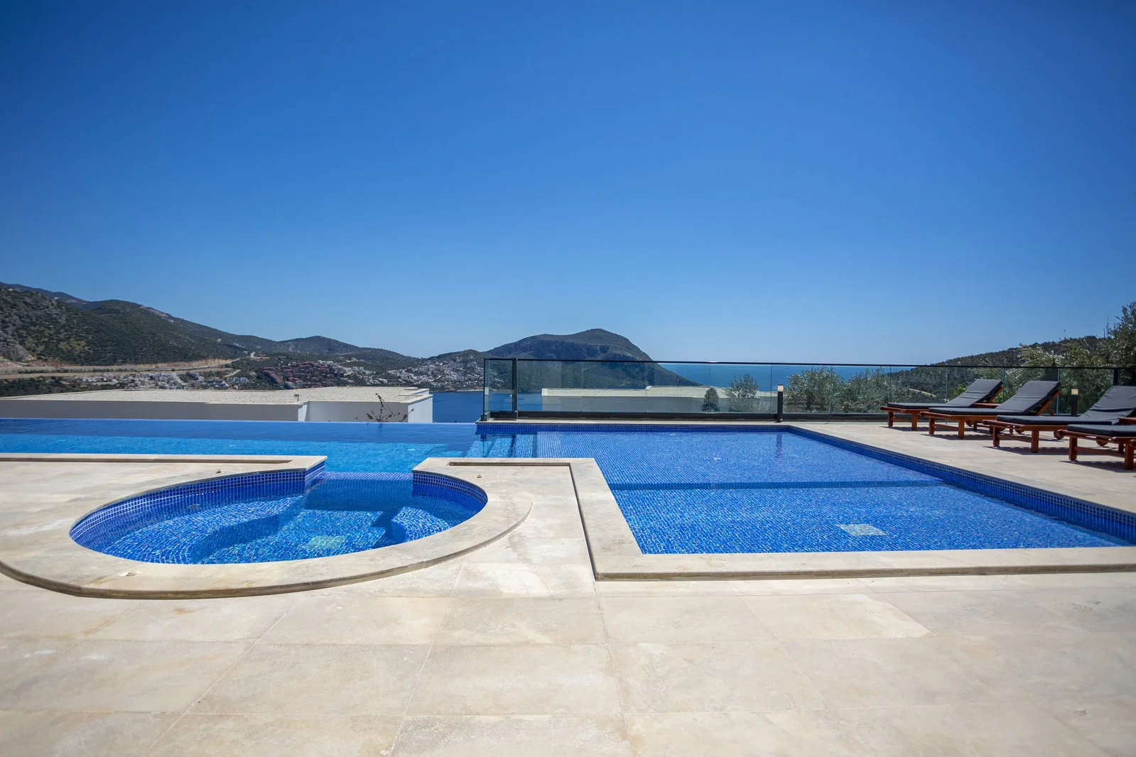 Kalkan’da Kalabalık Ailelere Uygun, Çocuk Havuzlu, Jakuzili, Lüks Villa