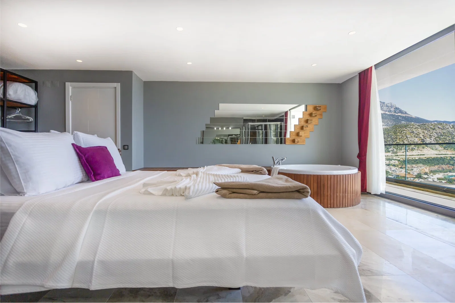 Kalkan’da Kalabalık Ailelere Uygun, Çocuk Havuzlu, Jakuzili, Lüks Villa
