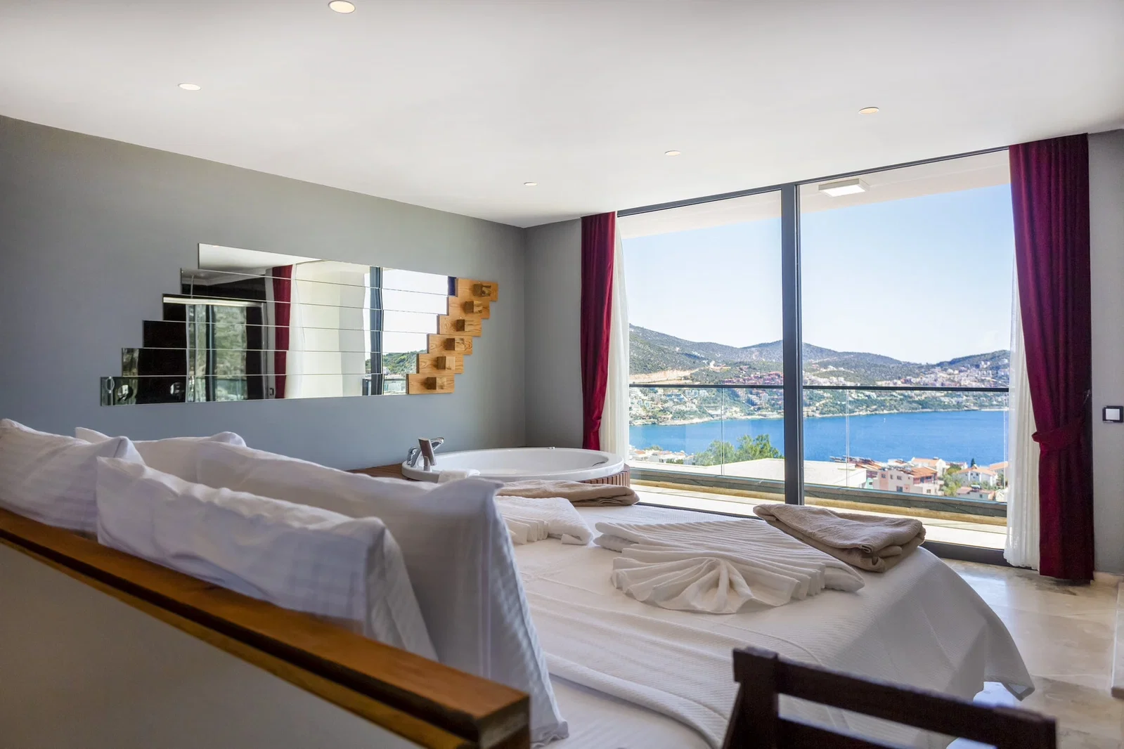 Kalkan’da Kalabalık Ailelere Uygun, Çocuk Havuzlu, Jakuzili, Lüks Villa