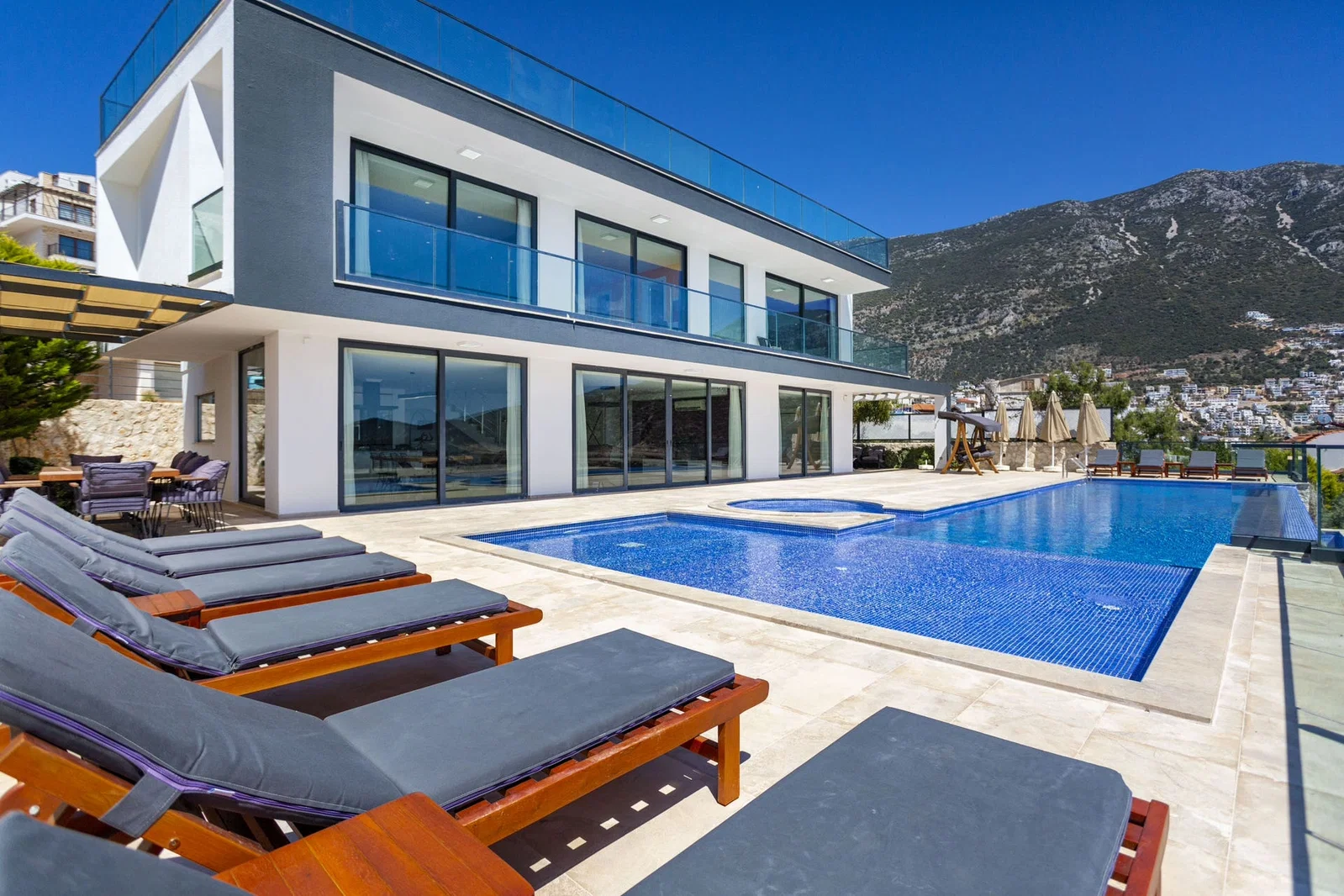 Kalkan’da Kalabalık Ailelere Uygun, Çocuk Havuzlu, Jakuzili, Lüks Villa