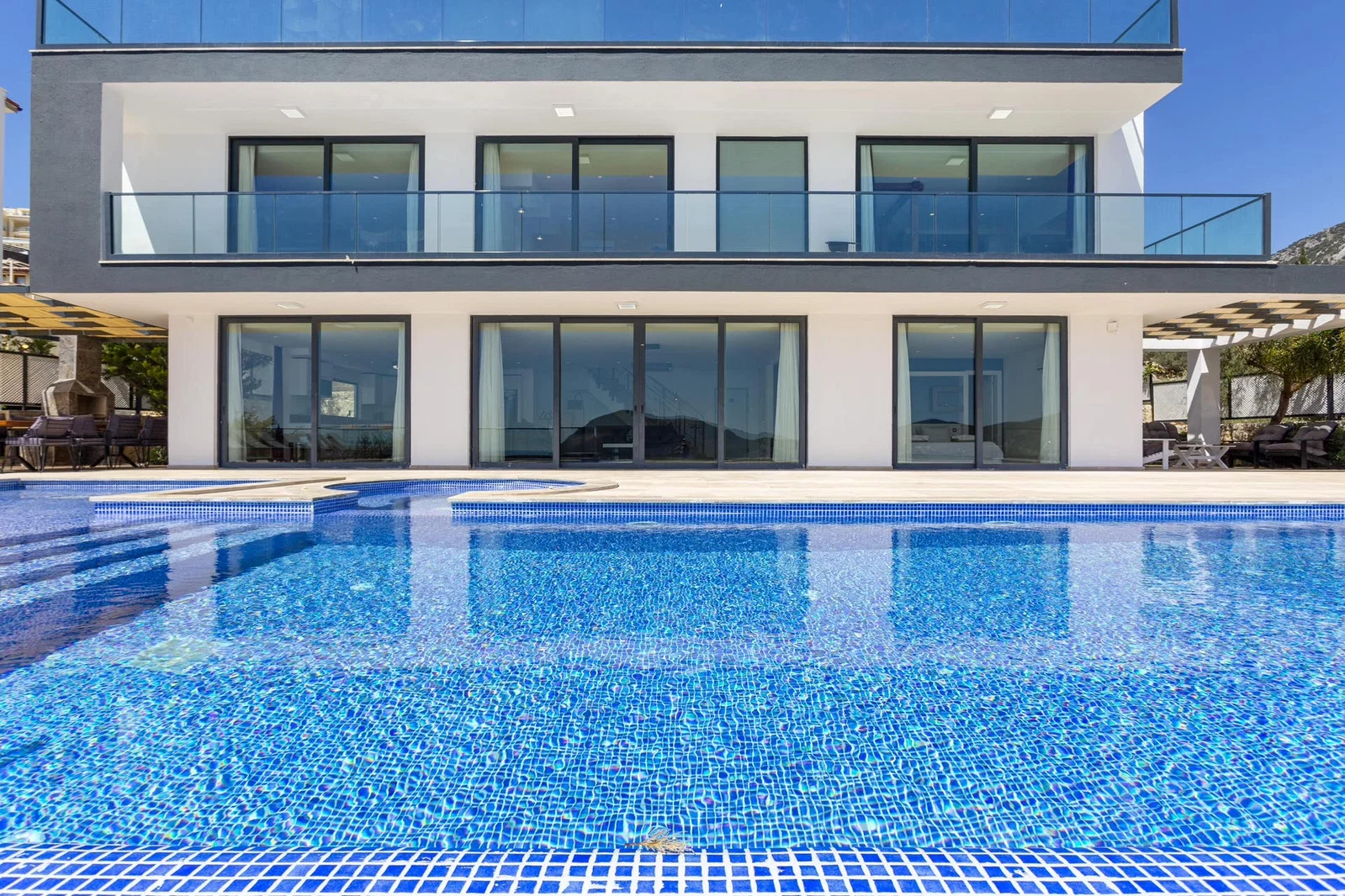 Kalkan’da Kalabalık Ailelere Uygun, Çocuk Havuzlu, Jakuzili, Lüks Villa