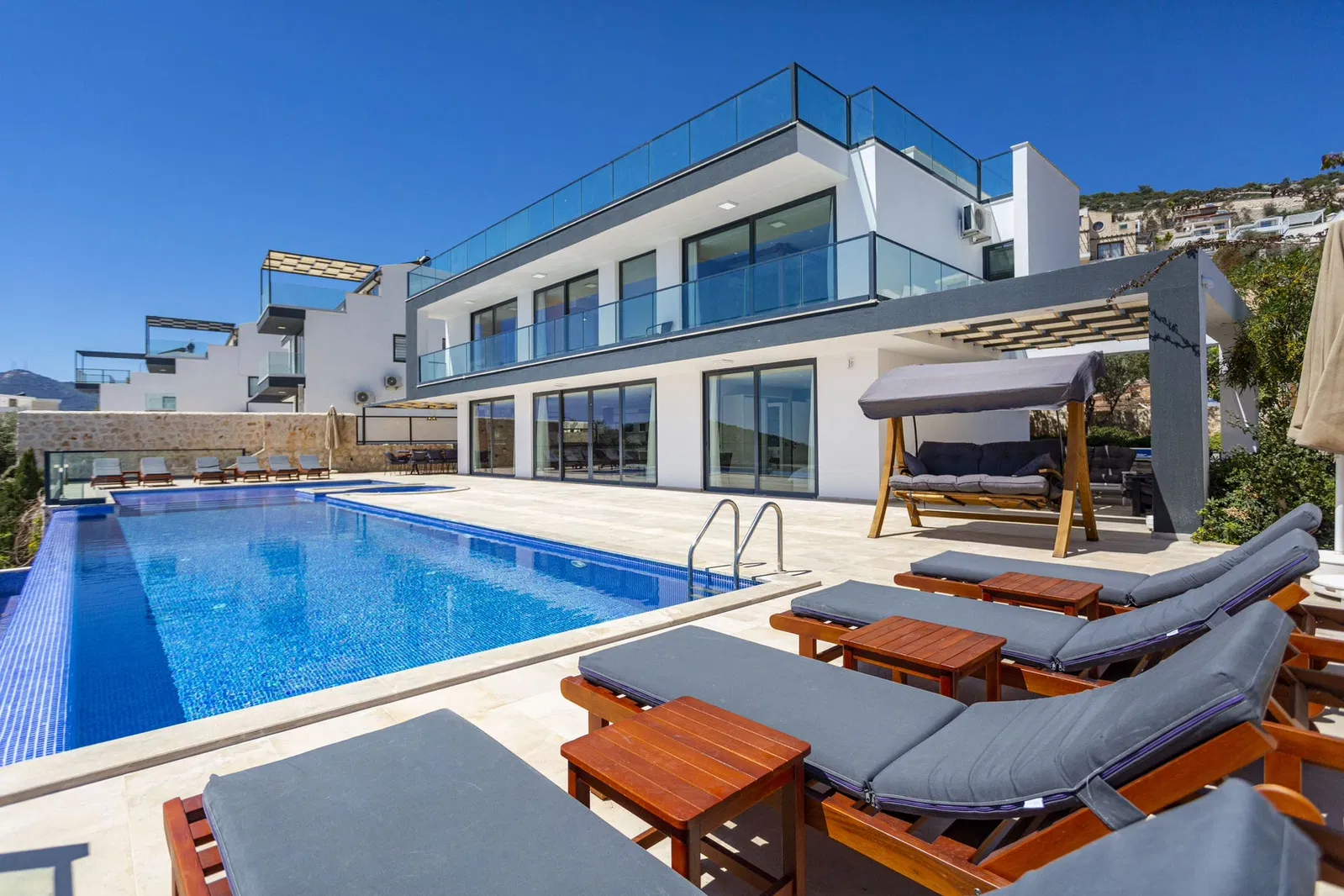 Kalkan’da jakuzili kiralık villa