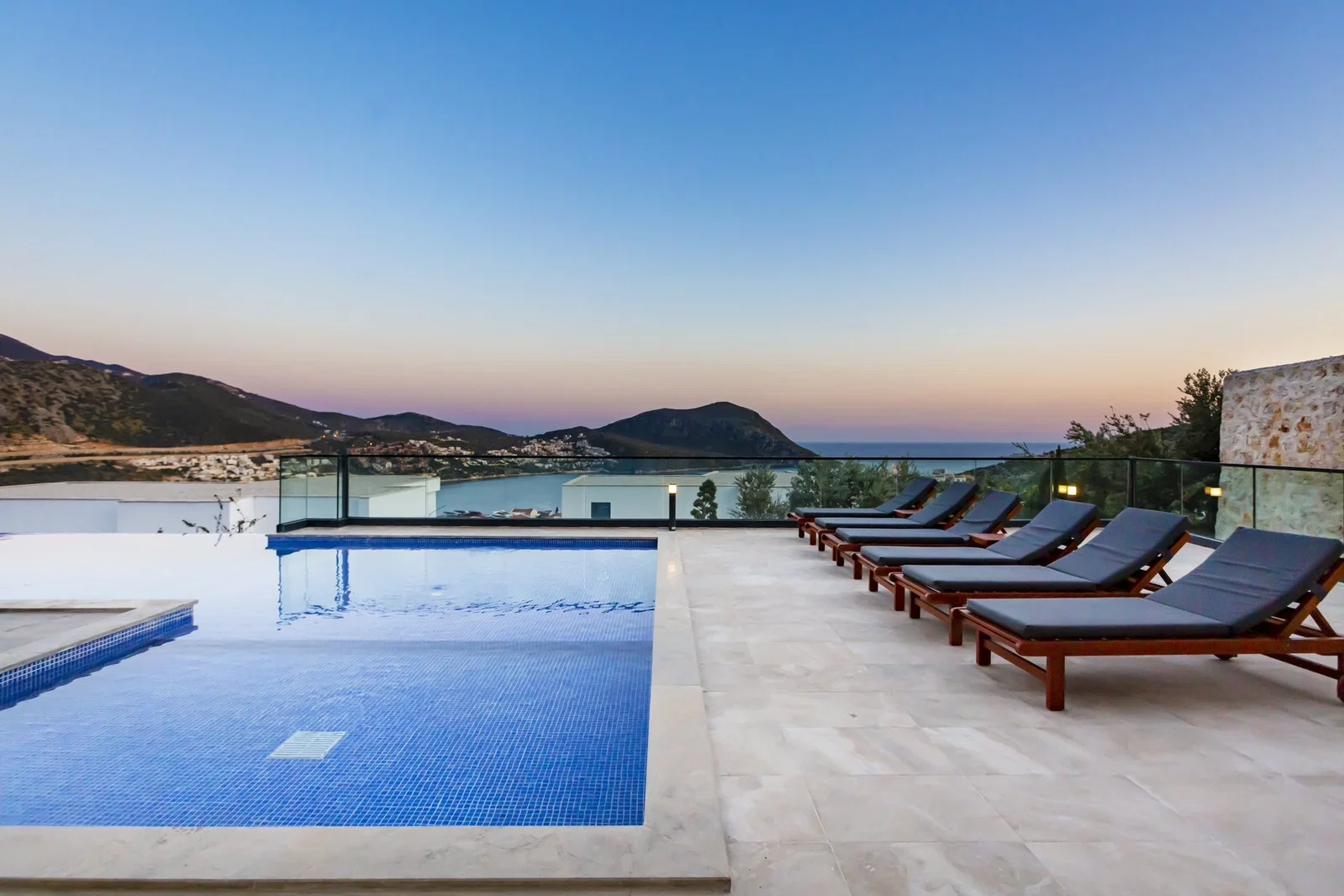 Kalkan’da Kalabalık Ailelere Uygun, Çocuk Havuzlu, Jakuzili, Lüks Villa